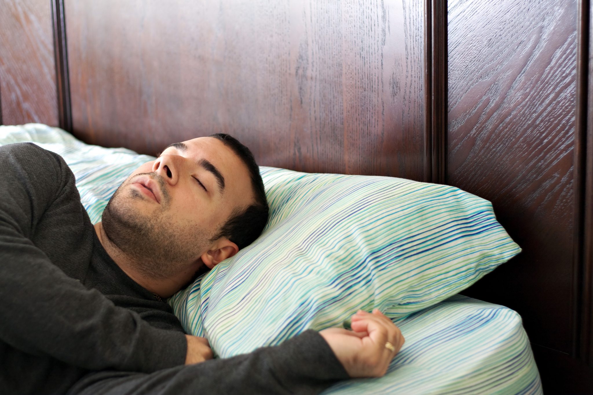 Фото спящих узбеков. Спящий мужчина. Спящие мужчины. Спящий человек в кровати.
